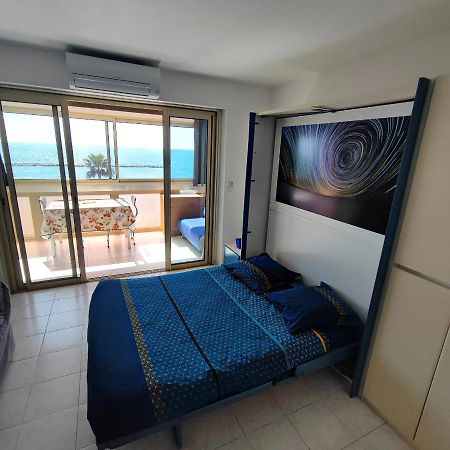 Grand Studio Bord De Mer- Acces Direct Aux Plages Saint-Laurent-du-Var Ngoại thất bức ảnh