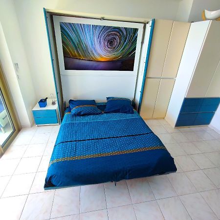 Grand Studio Bord De Mer- Acces Direct Aux Plages Saint-Laurent-du-Var Ngoại thất bức ảnh