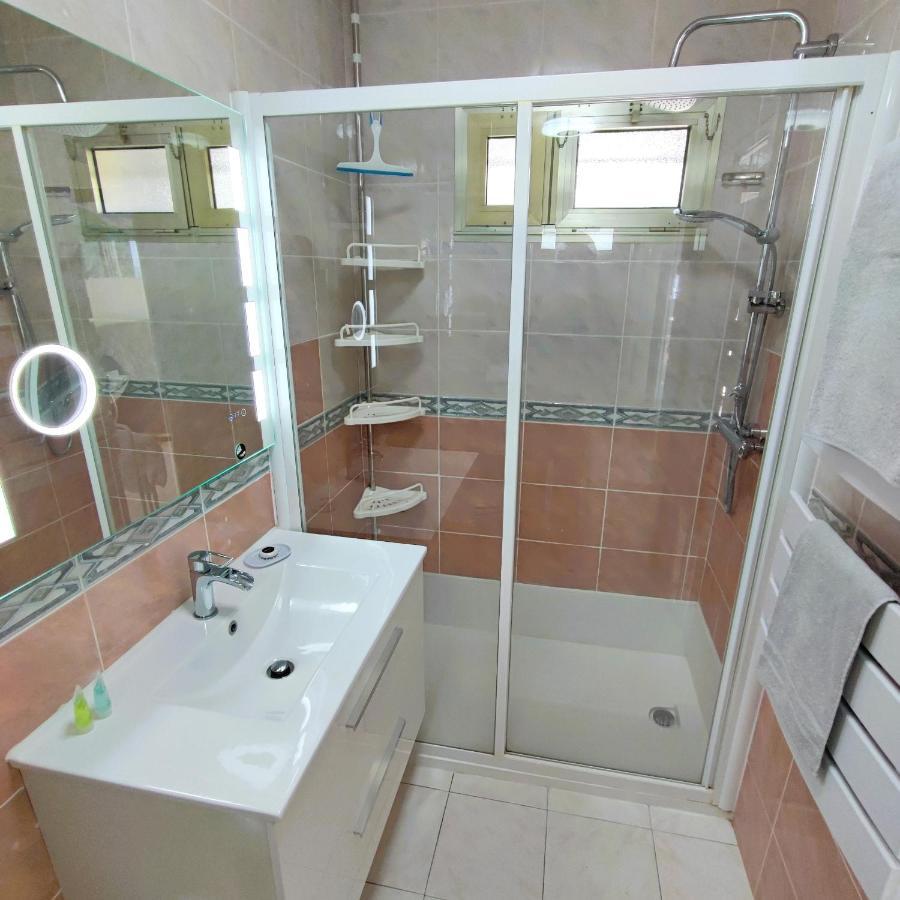 Grand Studio Bord De Mer- Acces Direct Aux Plages Saint-Laurent-du-Var Ngoại thất bức ảnh